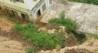 चम्पावती माबिको भवन माथि वर्ष दिनअघि खसेको पहिरो पन्छाउन बेवास्ता