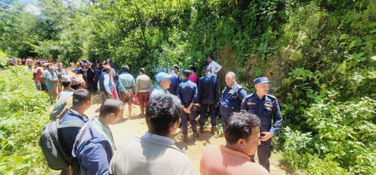 पहिरोले पुरिएर विद्यालय जाँदै गरेकी शिक्षिकाको मृत्यु