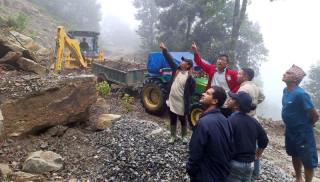 जनश्रमदान जुटाएर सडक मर्मत