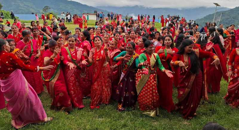 हिन्दु नारीहरुको महान चाड तीज : समूहिक नाचले दिक्तेल बजारको माहोल तातियो