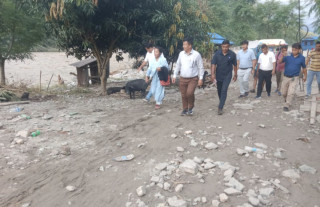 बाढी पीडितको अवस्था बुझ्न धाप्लाङघाट पुगे भौतिक पूर्वाधार मन्त्री राई