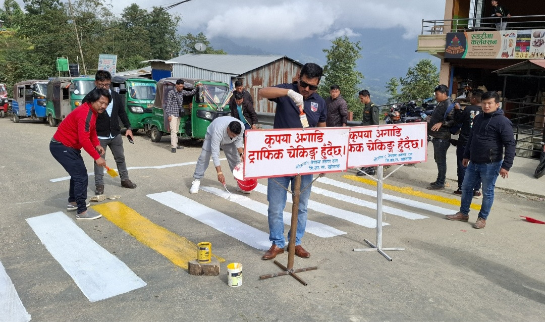 तरुण दलद्वारा ट्राफिक प्रहरीलाई होल्डिङ बोर्ड हस्तान्तरण तथा जेब्राक्रसमा रंगरोगन