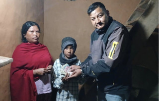 मिर्गौला रोगी बालकलाई आर्थिक सहयोग