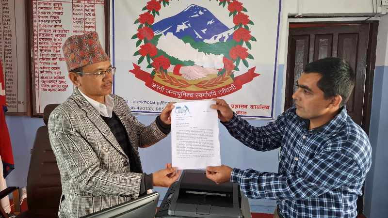 पीडित परिवारलाई क्षतिपूतिको माग गर्दै इन्सेक खोटाङद्वारा ज्ञापनपत्र