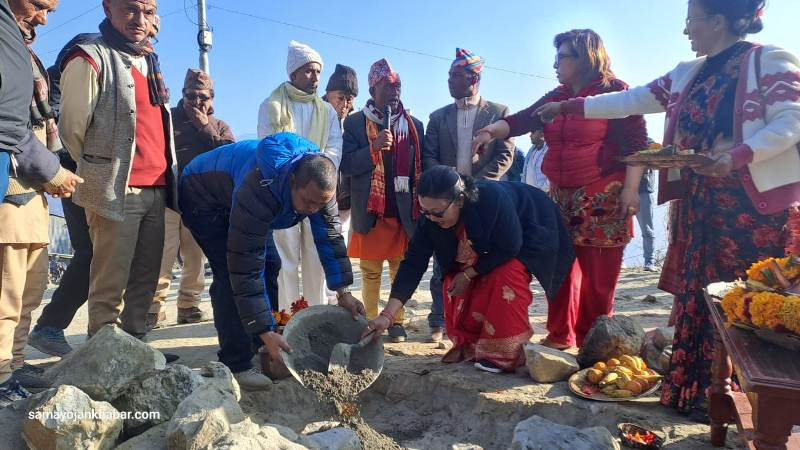 दिक्तेलबजारको हाटडाँडादेखि मझुवागढी जाने सडक ढलान हुने