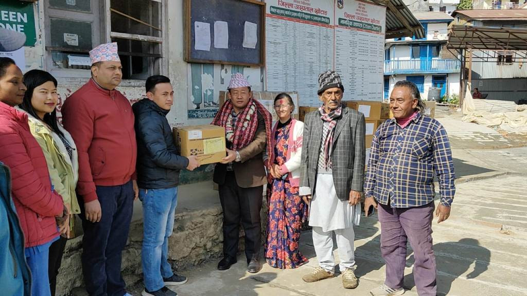 जिल्ला अस्पताललाई स्वास्थ्य सामाग्री हस्तान्तरण