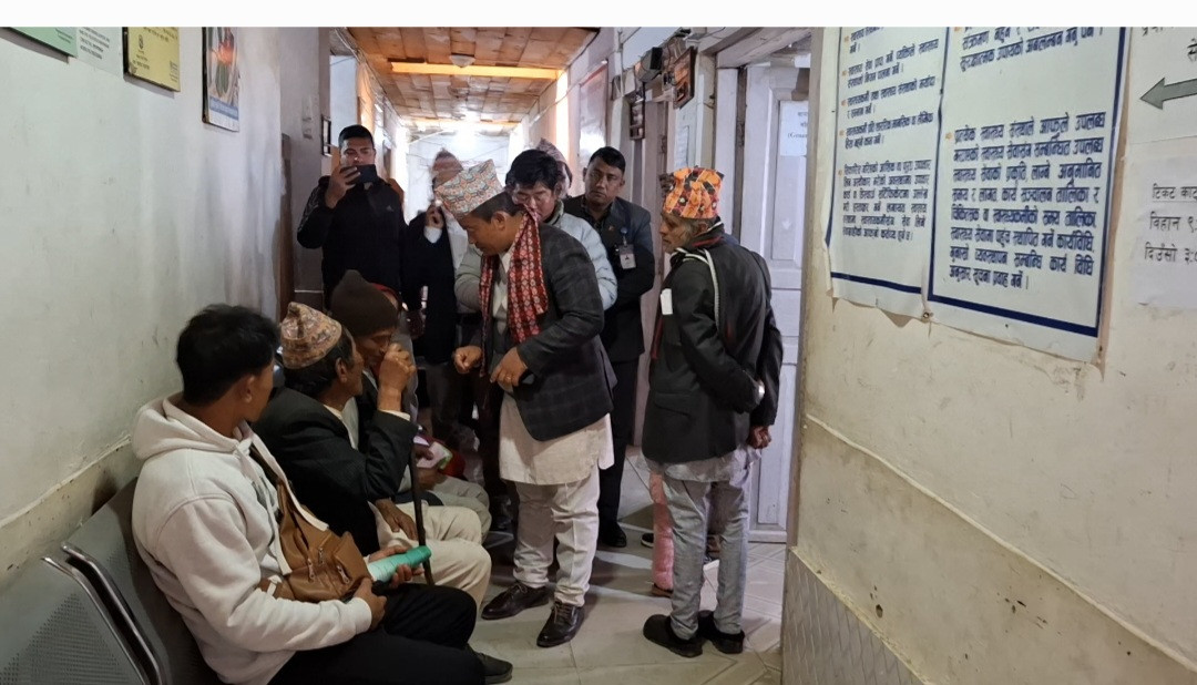 स्वास्थ्य मन्त्री राईद्वारा जिल्ला अस्पताल खोटाङको अनुगमन