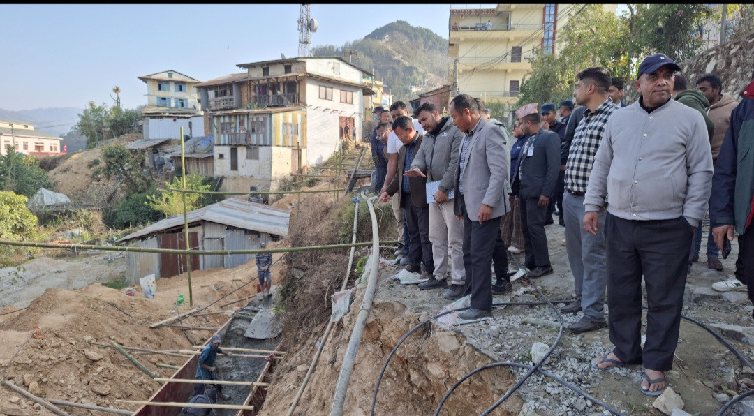 सडक ढलानको काम अघि बढेसँगै  मन्त्री  राईद्वारा अनुगमन