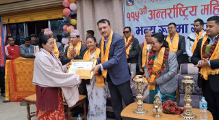 हलेसी तुवाचुङ नगरपालिकाद्वारा दुई  पत्रकार सहित पाँच जनालाई पुरस्कृत
