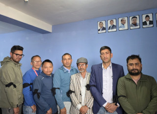 हातमा कालोपट्टी बाँधेर काम गर्दै खोटाङका पत्रकारहरु