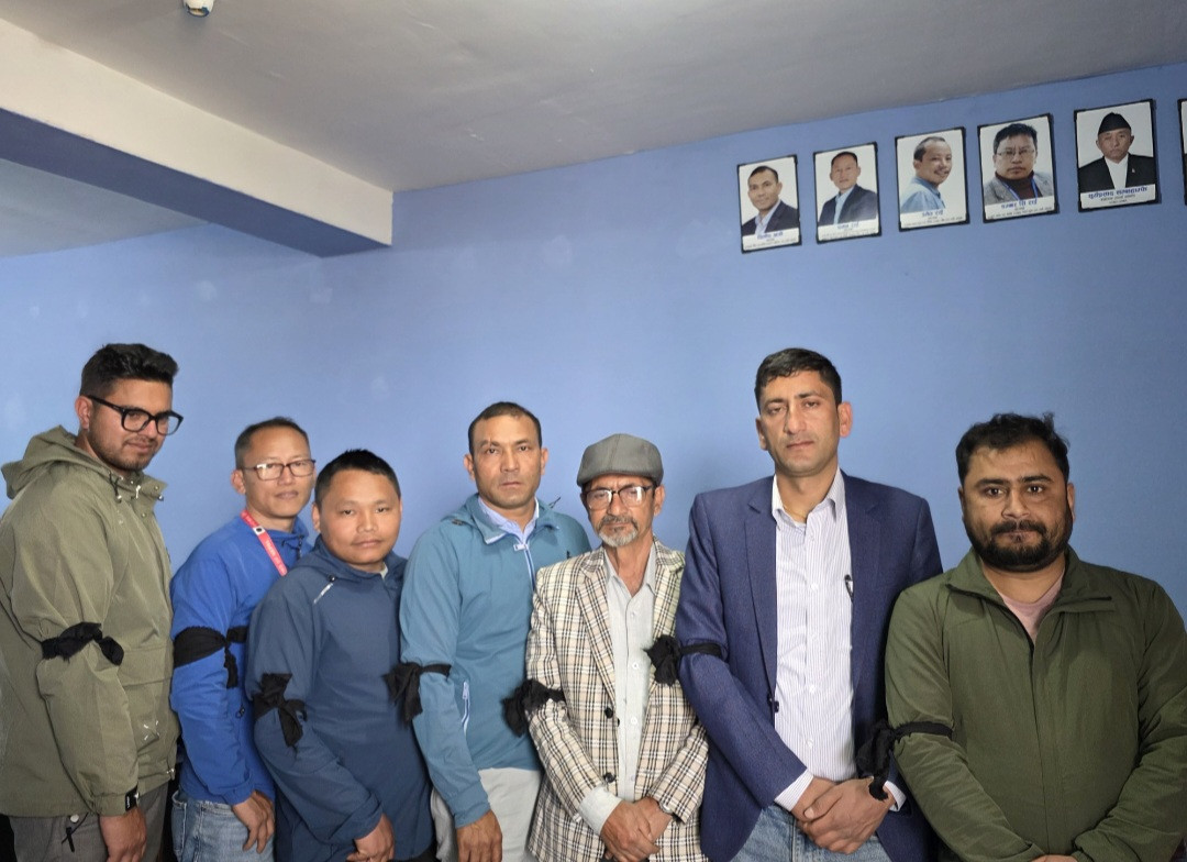 हातमा कालोपट्टी बाँधेर काम गर्दै खोटाङका पत्रकारहरु