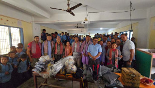 विद्यार्थीलाई ट्रयाकसुट र खेलकुद सामग्री