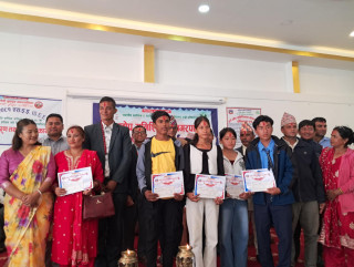 एसईई परीक्षामा उत्कृष्ट हुने विद्यार्थी र विद्यालयलाई पुरस्कृत