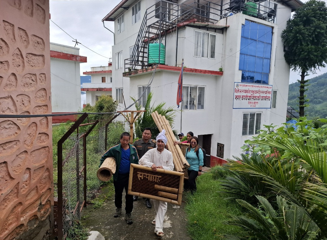 दिक्तेलका नगरप्रमुख बाँस बोकेर पुगे काठमाडौँ