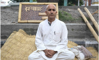नगरप्रमुख भट्टराईले कपाल मुण्डन गरी माइतीघरमा सुरु गरे सत्याग्रह