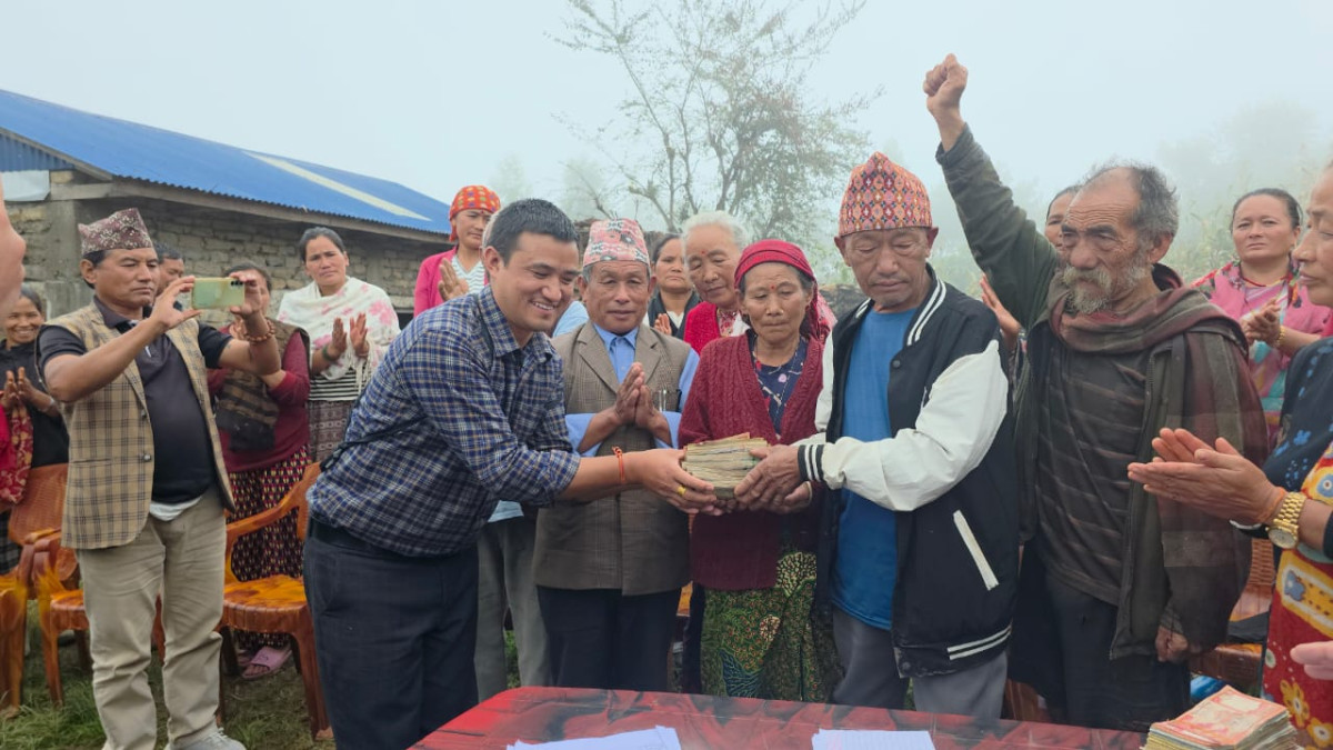 अग्नी पीडित तामाङको परिवारलाई सात लाख ७५ हजार राहत प्रदान
