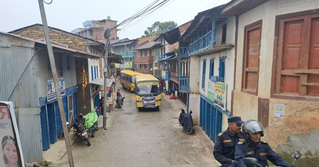 संस्थागत विद्यालय सरोकार समुह खोटाङद्वारा   दिक्तेलबजारमा बस र्यालि