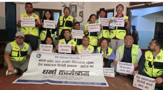 खोटाङका पत्रकारले धर्ना दिए जिल्ला प्रशासन कार्यालयमा धर्ना