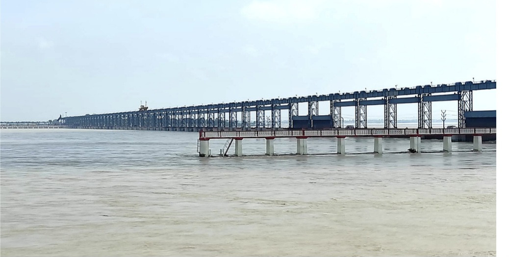 कोसीका ५६ वटै ढोका खोलियो, पुलमा ठूला गाडी रोकियो