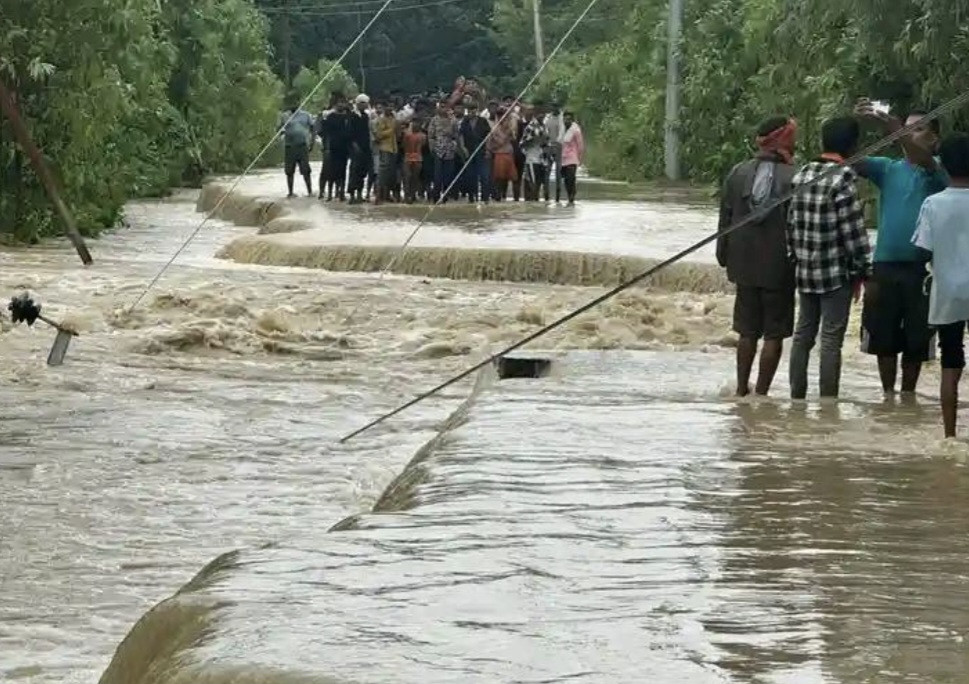 लखन्देहीको बाढीले बाँध भत्काउँदा चारसय बढी घर डुबानमा