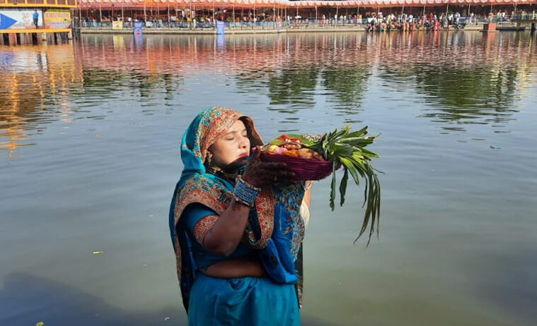 आज छठ पर्वको मुख्य दिन, अस्ताउँदो सूर्यलाई अर्घ दिइँदै