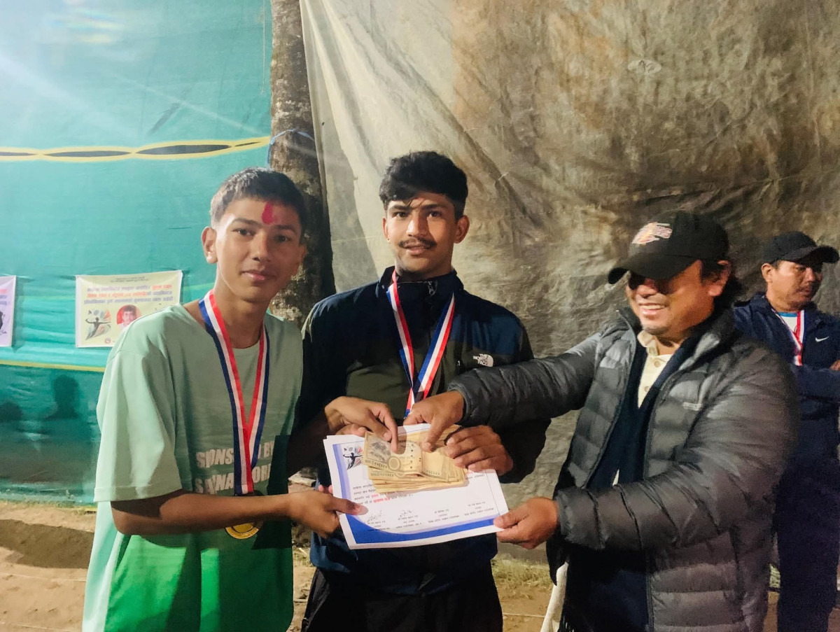खुल्ला ब्याडमिन्टन प्रतियोगितामा दाहाल  र आचार्यको जोडि प्रथम