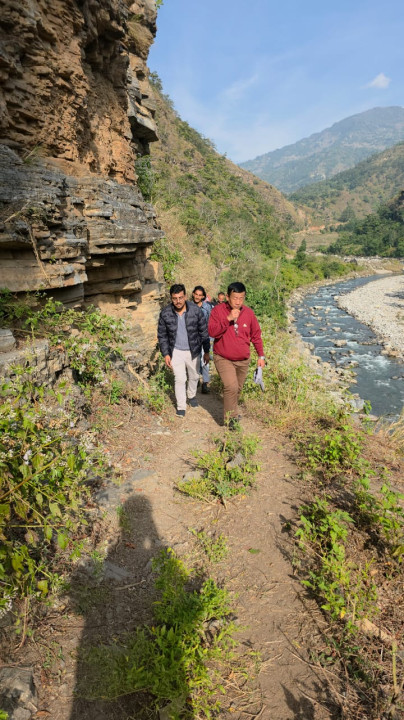 दिक्तेल–रेग्मीटार सडकखण्डको घर्तीभिरको मन्त्री राईद्वारा  अनुगमन, २ करोड बजेट विनियोजन