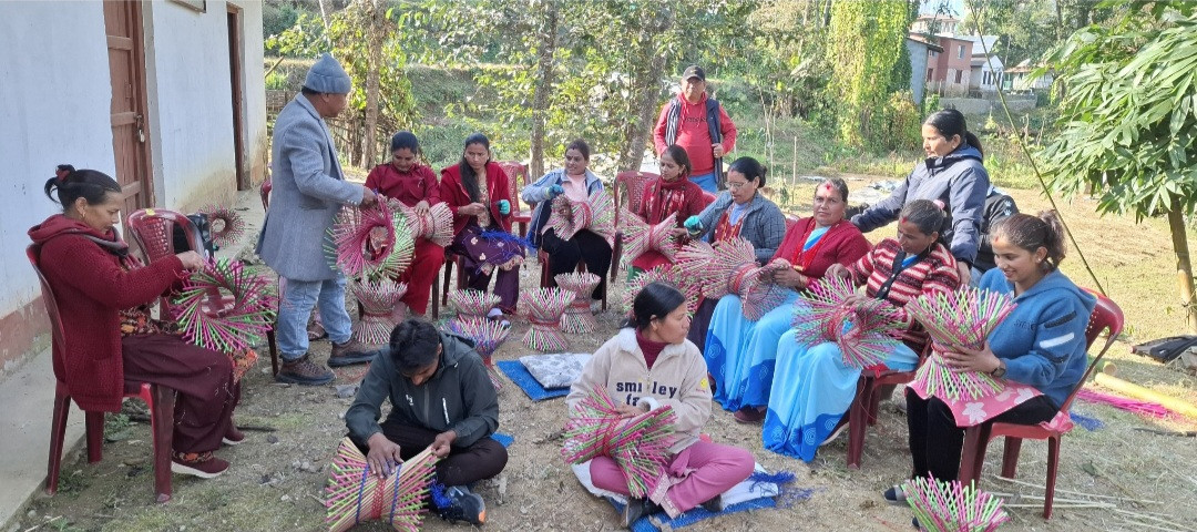 मुढा बनाउने सीप सिक्दै दिक्तेलका महिलाहरू