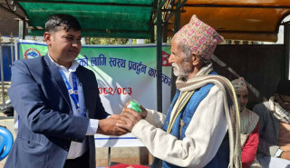 जिल्ला आयुर्वेद स्वास्थ्य केन्द्र खोटाङद्वारा जेष्ठ नागरिकलाई निशुल्क औषधि वितरण