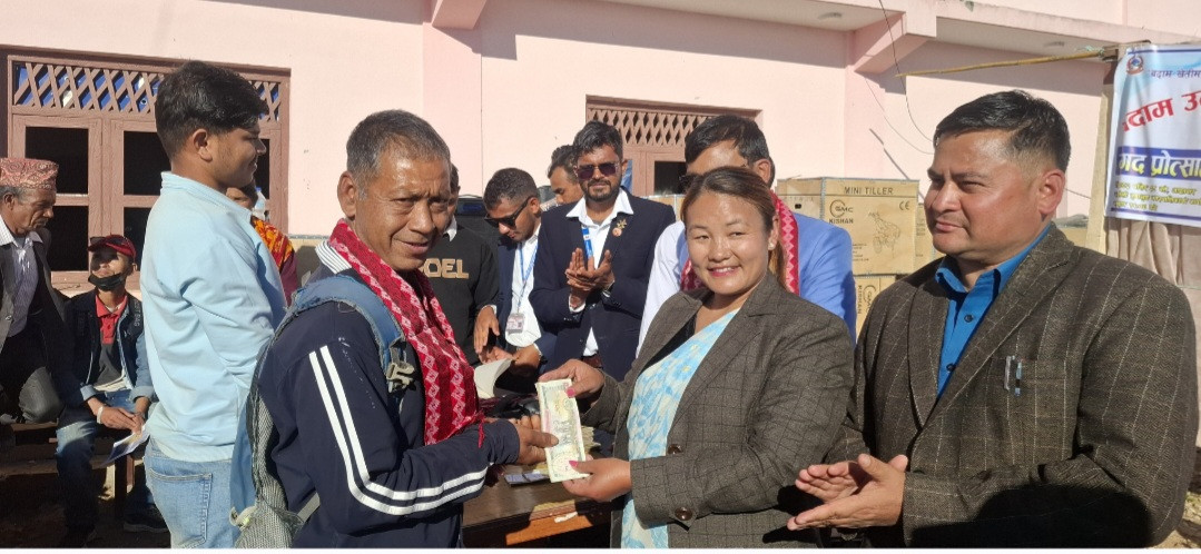 बदाम फलाउने कृषकलाई नगरपालिकाद्वारा  १२ लाख बढी प्रोत्साहन रकम  प्रदान