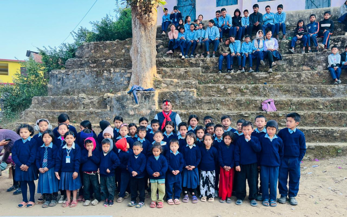 नेविसंघका केन्द्रीय सदस्य राउतद्वारा ४६ जना विद्यार्थीलाई सुइटर वितरण
