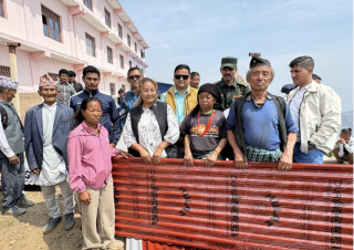 हावाहुरी पीडित ८३ घरपरिवारलाई हलेसी तुवाचुङ नगरपालिकाद्वारा जस्तापाता प्रदान
