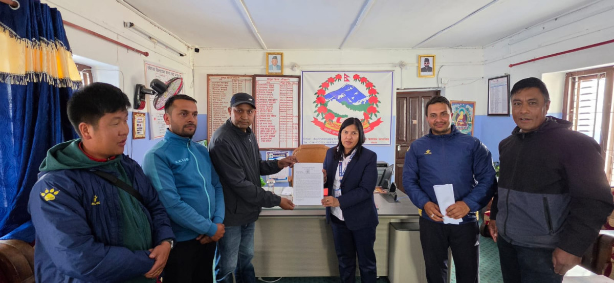 निर्माण व्यवसायी सङ्घ खोटाङद्वारा प्रधानमन्त्री कार्यालयमा ज्ञापनपत्र