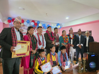 कक्षा चार देखि एसईईसम्म पालिका प्रथम र दोस्रो हुने १४ जना विद्यार्थी र एक उत्कृष्ट