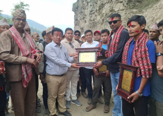 जोखिम मोलेर घर्तीभिर चिरेका अपरेटर सम्मानित