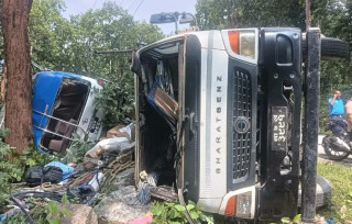 मदनभण्डारी हाइवेको अधेरीमा ट्रक र हायस ठोक्किँदा १७ जना घाइते, १२ गम्भिर