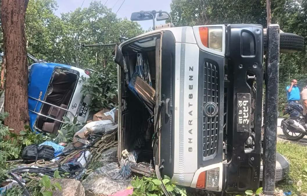 मदनभण्डारी हाइवेको अधेरीमा ट्रक र हायस ठोक्किँदा १७ जना घाइते, १२ गम्भिर