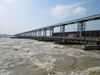 कोशीमा पानीको सतह ठूलो खतरा स्तरमा, ४३ ढोका खोलियो