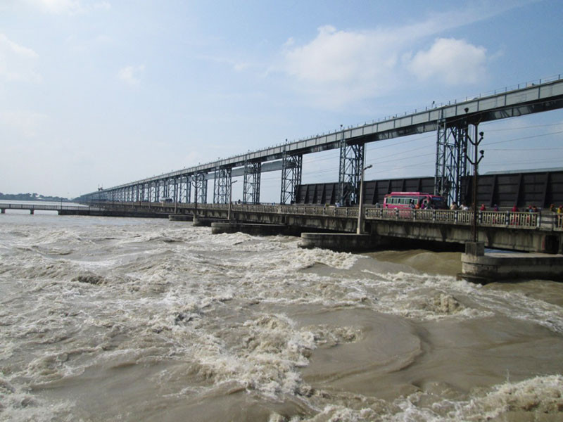 कोशीमा पानीको सतह ठूलो खतरा स्तरमा, ४३ ढोका खोलियो