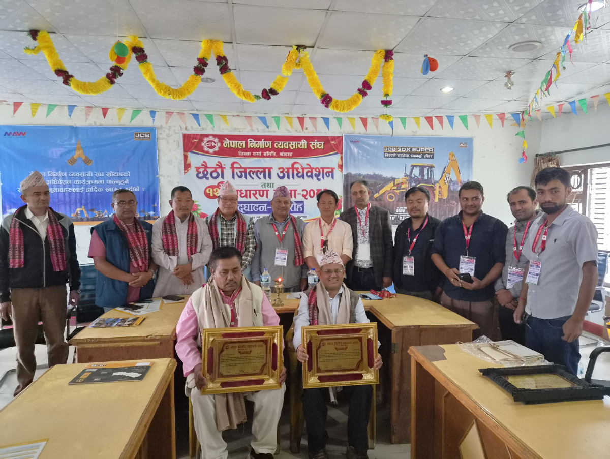 निर्माण व्यवसायी संघ खोटाङद्वारा पूर्वअध्यक्षद्वय आचार्य र खत्री सम्मानित